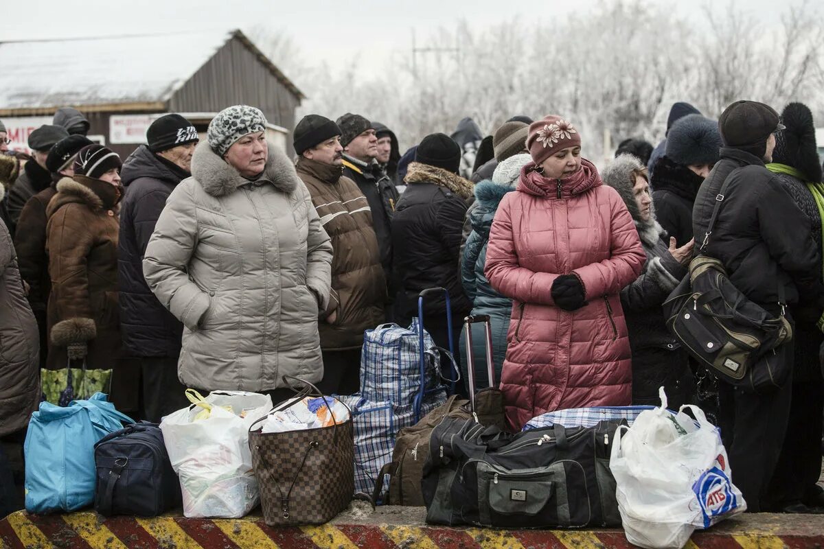 Беженцы с Украины. Жители России. Россия человек. Украинские беженки в Европе. Передают риа новости