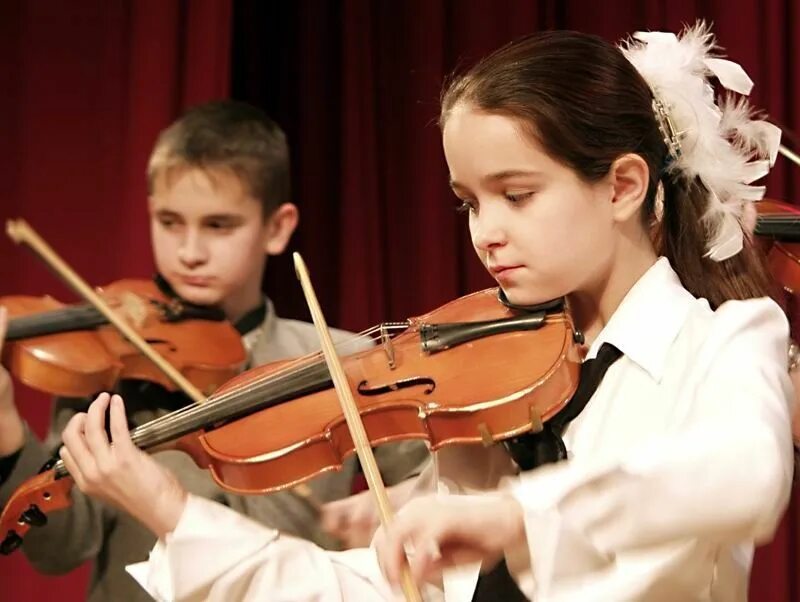 Юные музыканты. Музыкальная школа скрипка. Дети музыканты. Музыкальная школа урок скрипки. Занятия на скрипке