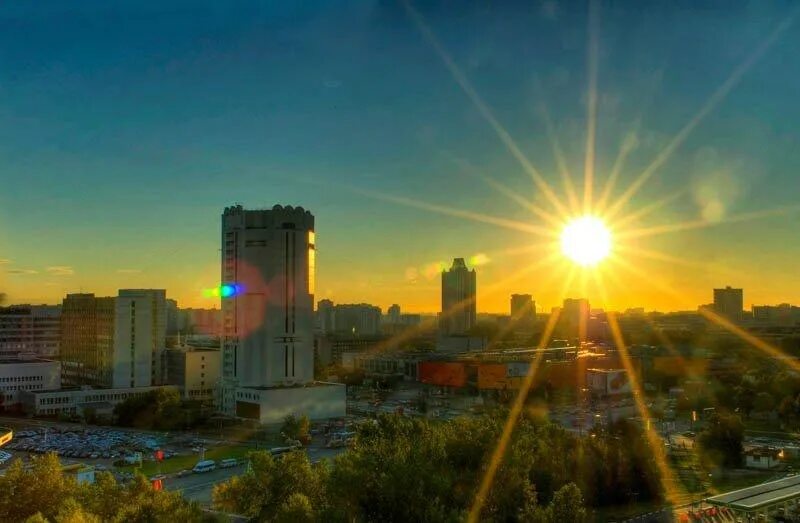 Теплый и солнечный город. Город солнца. Яркое солнце в городе. Солнечное утро в городе. Восход солнца в городе.