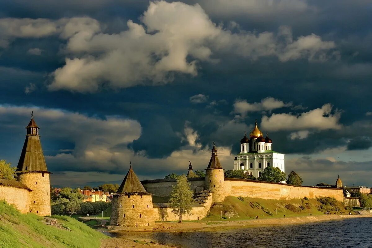 Псковский кром псков. Кремль города пскова. Чем знаменит псков. Псковский кремль кром. Чем знаменит псков.