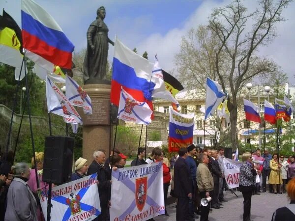 День принятия крыма в россию. Присоединение Крыма и Севастополя. Присоединение Крыма и Севастополя к России. Севастополь референдум присоединение Севастополя к России. Памятник присоединения Крыма к России в Севастополе.