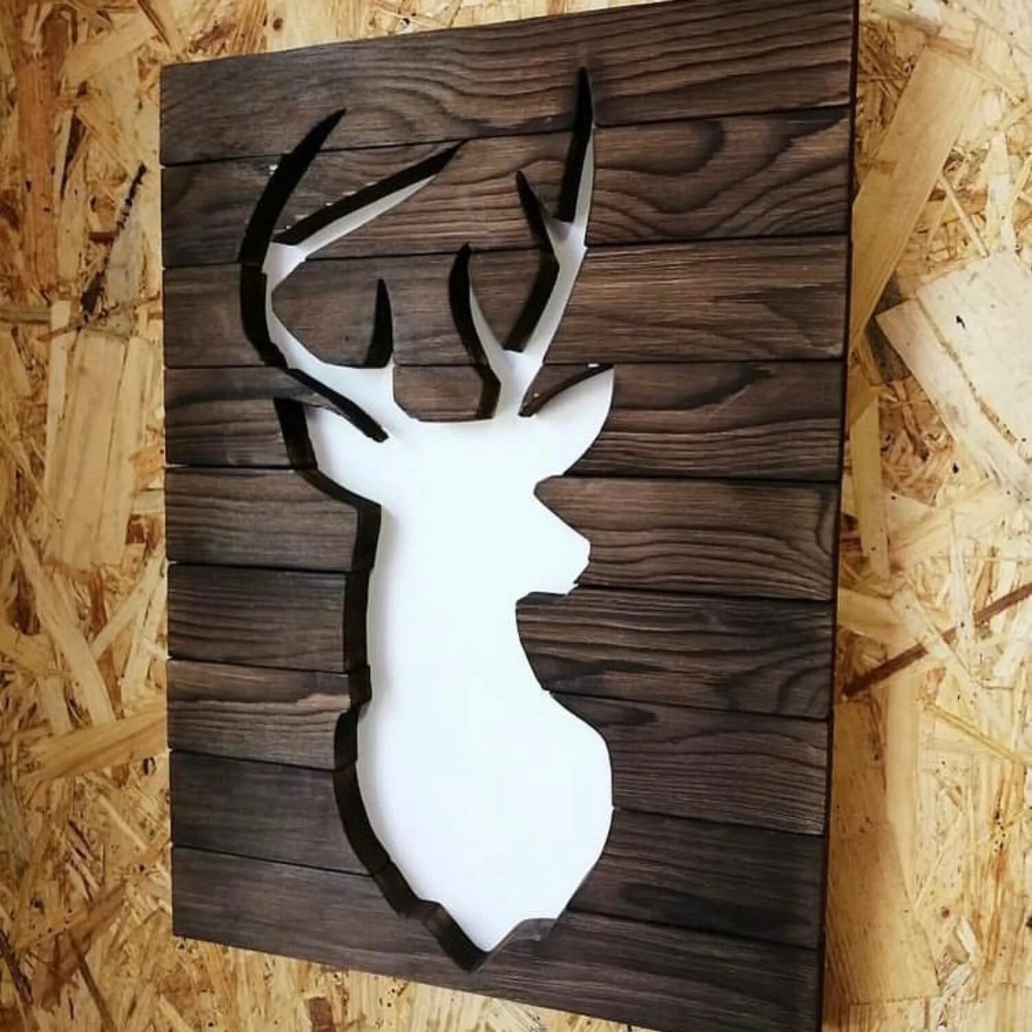 Панно олень из фанеры. Олень из дерева поделка. Декоративное панно олень. Многослойное панно из фанеры. Панно на фанере в олень.