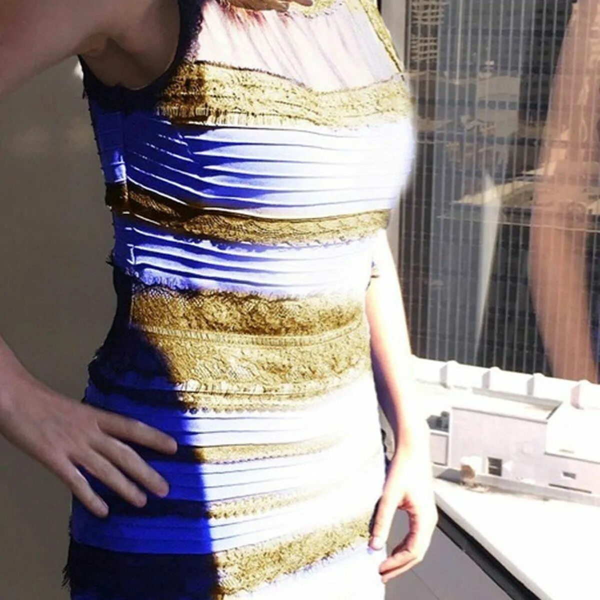 Почему видят золотое платье. Сине золотое платье. Платье золотистое синее. Бело золотое платье. Бало золотое пдатье.