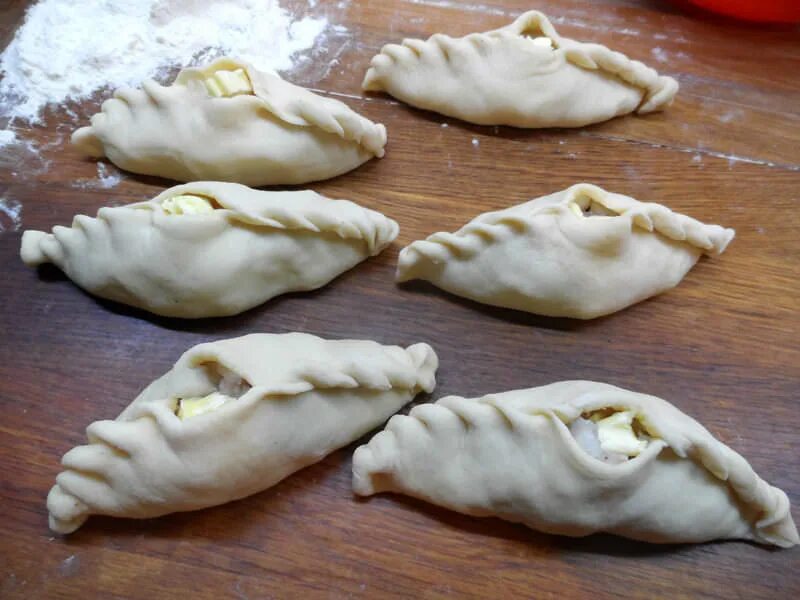 Красиво залепить пирожки. Лепим пирожки. Лепка пирожков. Как залепить пирожки. Как залепить пирожки.