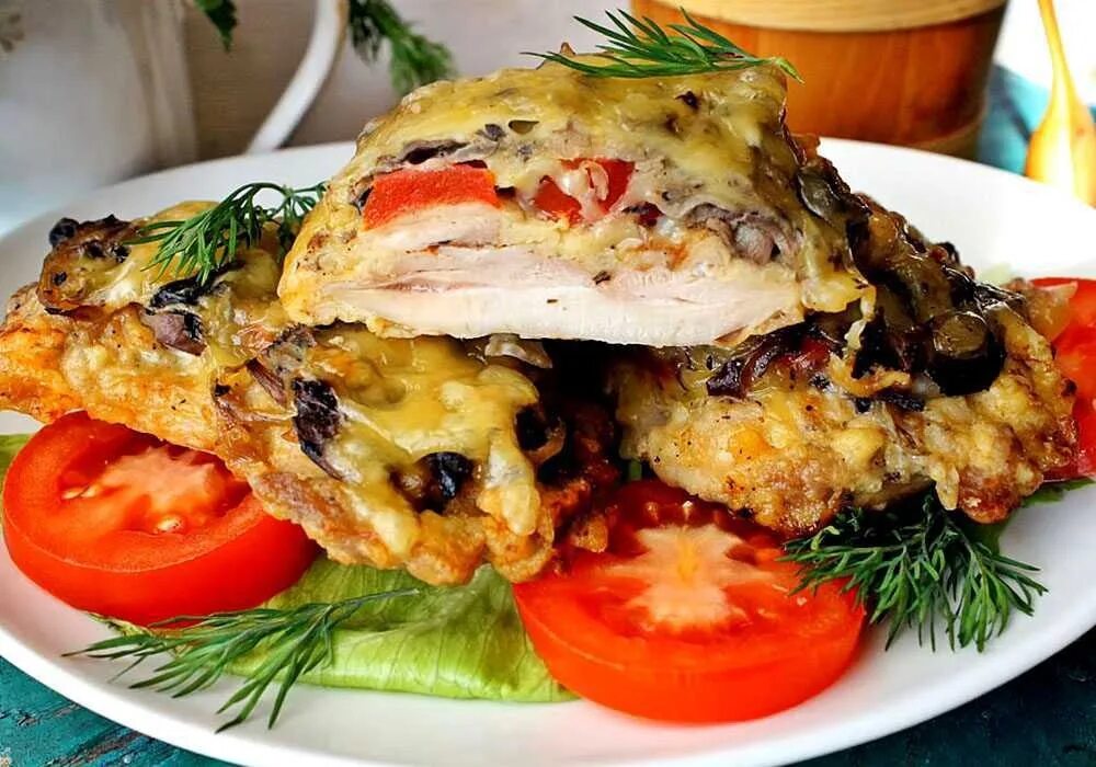 Свиные отбивные с помидорами. Мясо по-боярски в духовке. отбивные по боярски. мясо по-боярски в духовке из свинины. свинина по боярски.