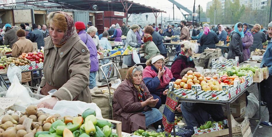 Лучшие рынки россии. Выхинский рынок 1990. На рынке. Продовольственный рынок. Рынок в России.