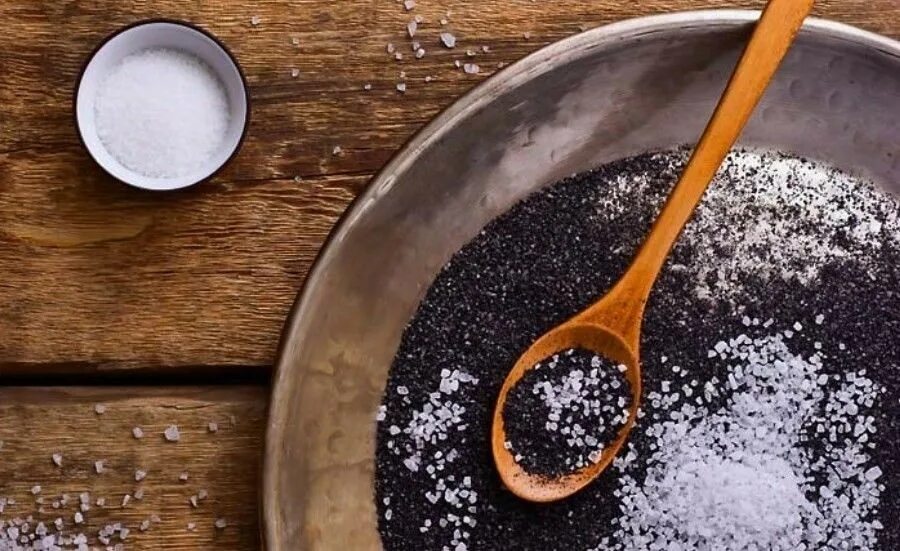 Четверговая соль рецепт приготовления. Четверговая соль. Соль на сковородке. Соль на сковороде. Приготовление четверговой соли.