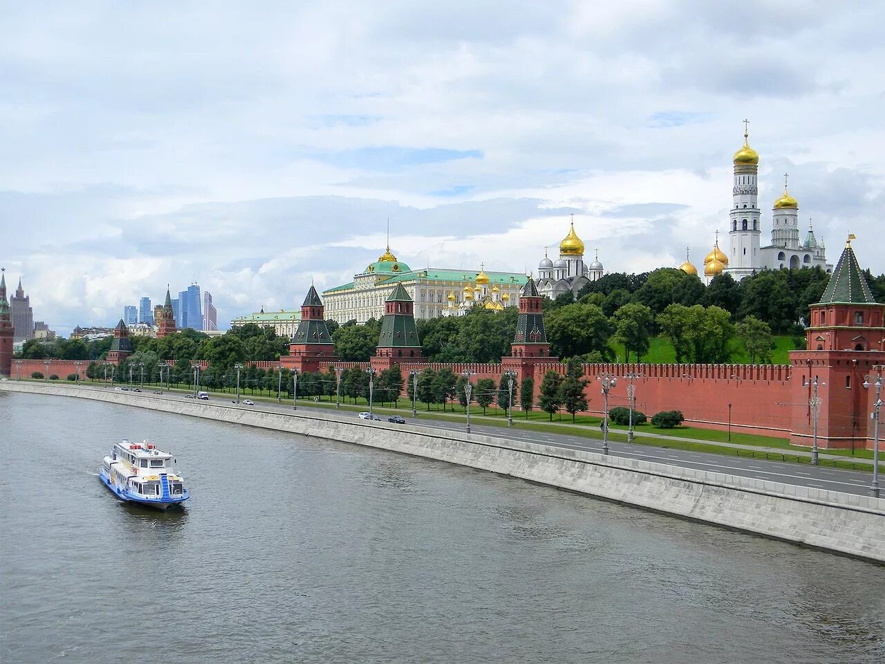 Москва река читать краткое. Реки Москвы. Москва Кремль Москва река. Кремлевская набережная Москва. Москва река 2000.