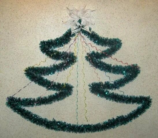 Елув на сткне мз мишурф. Настенная елка из мишуры. Елка из картона и мишуры на стену. Настенная елка из гирлянды. Елка из зеленой мишуры.