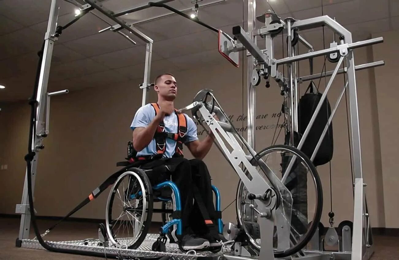 Тренинги в реабилитации. Тренажеры для инвалидов. Силовые тренажеры для инвалидов колясочников. Тренажер для реабилитации инвалидов. Спортзал для инвалидов.