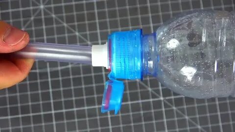 С помощью бутылки пластиковой