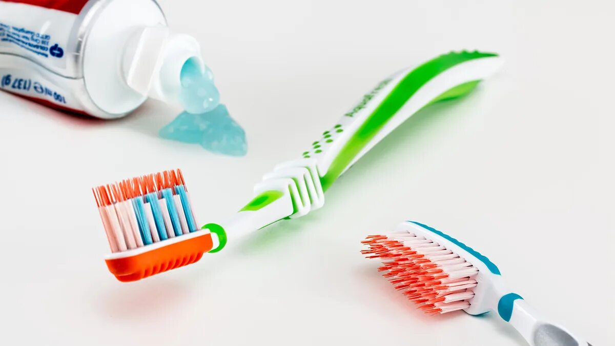 Чистить зубы без пасты. Зубная паста и щетка. Xylitol Toothbrush" зубная щетка ". Зубная щетка bis Fluoride Toothpaste. Мануальная щетка для зубов.