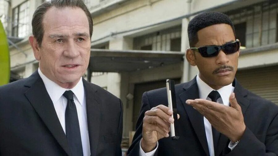 На данный момент на черном. Уилл смит люди в черном вспышка. Люди в чёрном фильм 1997. Уилл смит люди в черном. Уилл смит люди в черном 1997.