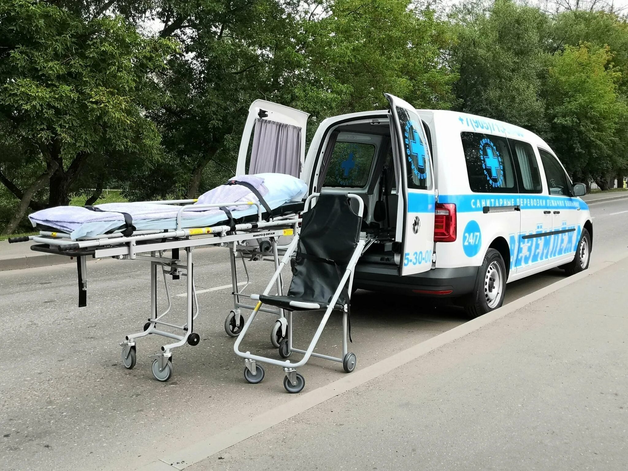 Помощь маломобильным пассажирам medportal. Машина для транспортировки лежачих больных. Автомобиль для перевозки лежачих больных. Спецмашина для перевозки лежачих больных. Транспортировка лежачего больного.