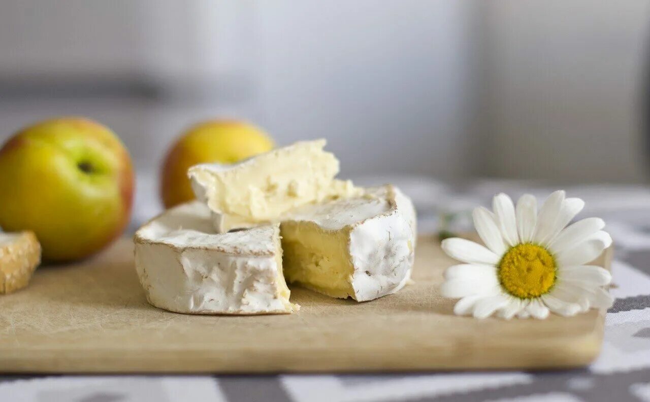 Как правильно есть камамбер с плесенью. Camembert cheese. камамбер. сыр камамбер фото. кофе и камамбер.