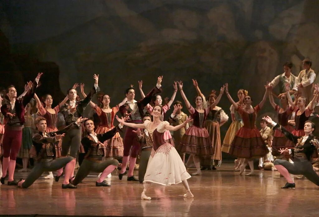 Что такое опера и балет. Театр оперы и балета пермь балет. Театралы в театре оперы и балета. Театр оперы и балета сыктывкар балет. Театр оперы и балета уфа опера.