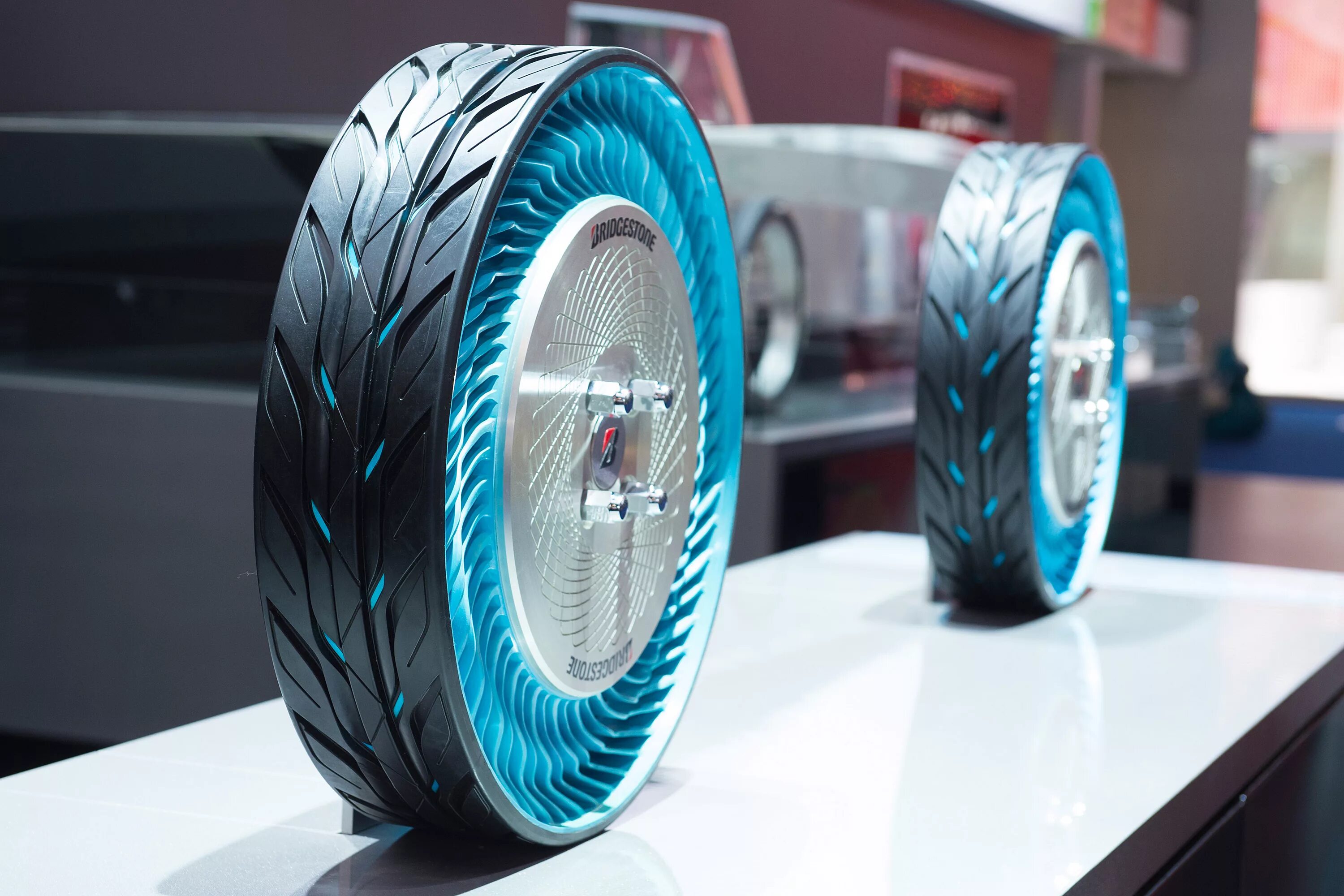 Шины shiny. Безвоздушные шины bridgestone. колеса бриджстоун. bridgestone concept tyres. безвоздушная резина мишлен.