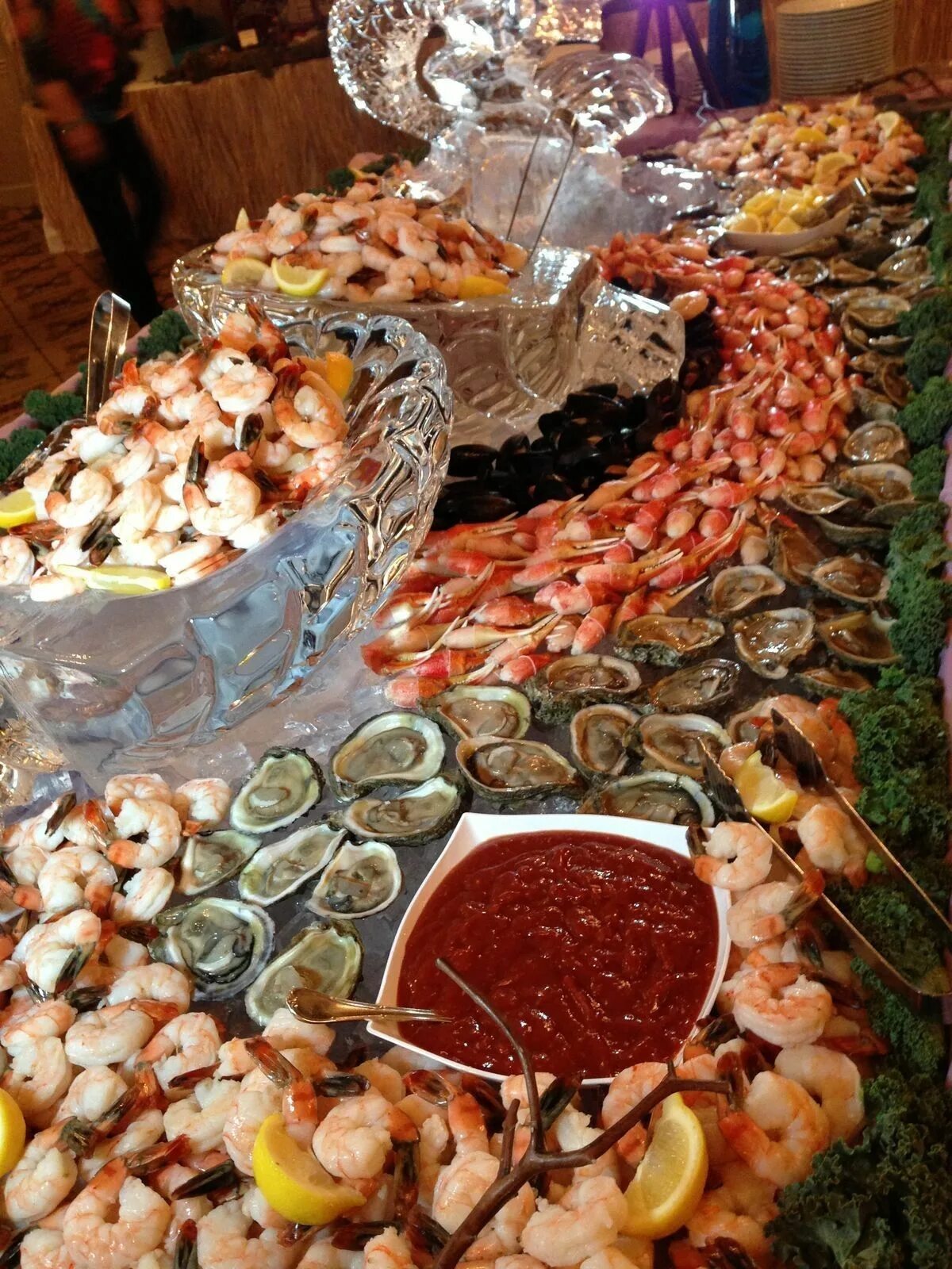 Свадебный стол с едой. Морепродукты на праздничный стол. Шикарный стол. Стол с морепродуктами.