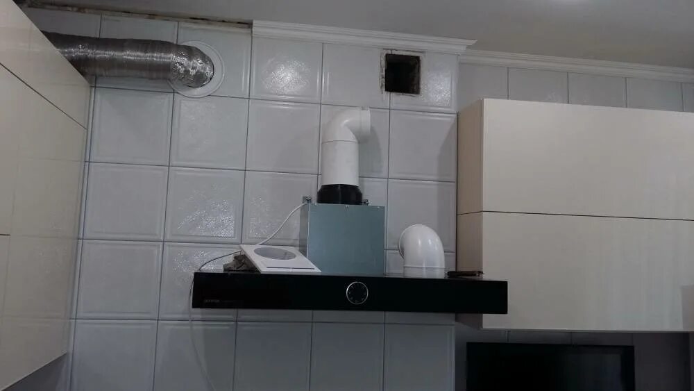 Вытяжка кухню отвода вентиляцию видео. Вытяжки для кухни с отводом в вентиляцию. вытяжка на кухне с отводом в вентиляцию и обратным клапаном. монтаж вертикальной вытяжки. монтаж вытяжки для кухни с отводом в вентиляцию.