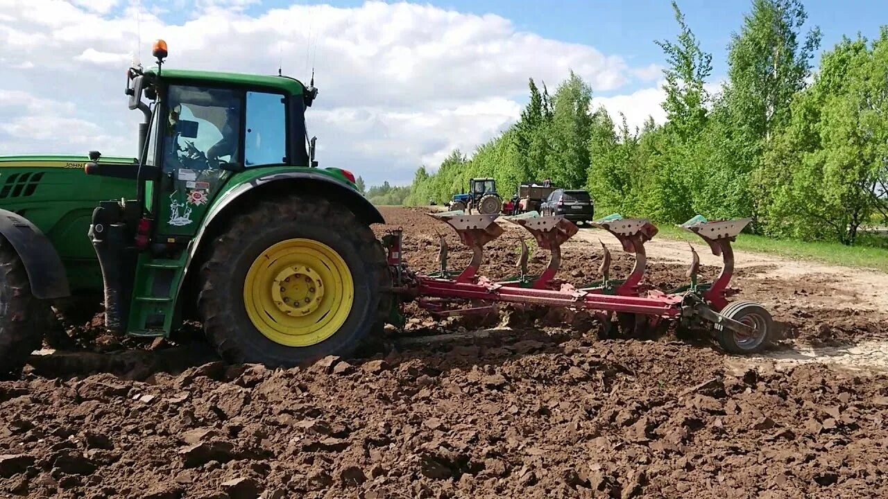 Трактор Джон Дир вспашка плуг ПСК У 6. Отвальная зяблевая вспашка. Вспашка со взметом пласта. Трактор с плугом.