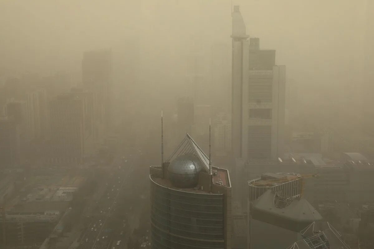 Солнечные бури в 2025 году. Песчаная буря в Пекине. Песчаная буря в Китае. Смог в Китае 2021. Смог над Пекином.