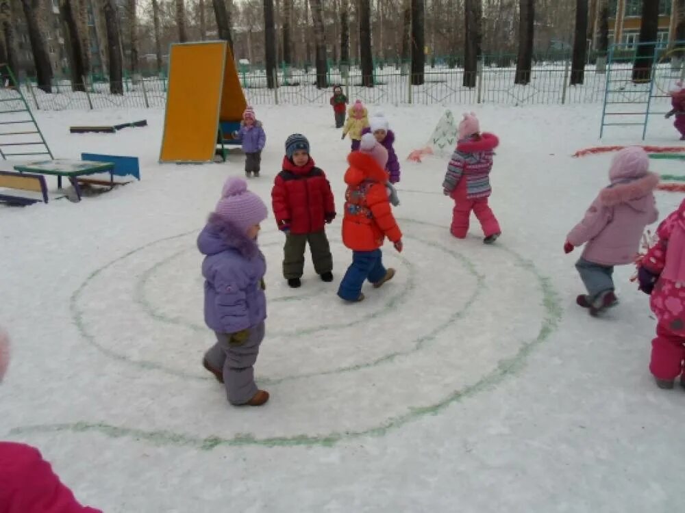 Зимняя площадка средняя группа. Подвижные игры для детей из снежных. Подвижные игры зимой на участке. Подвижные игры зимой на площадке. Игры на прогулке 2 младшая группа