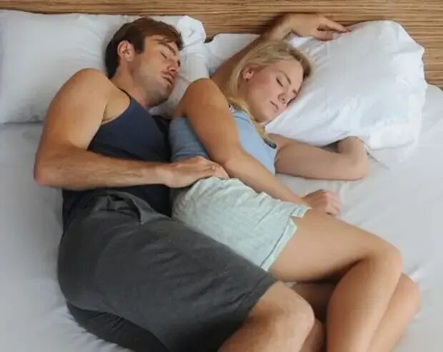 Sleeping friend. Wife Sleep other. Spoons in sleeping. Муж спал жену на камеру