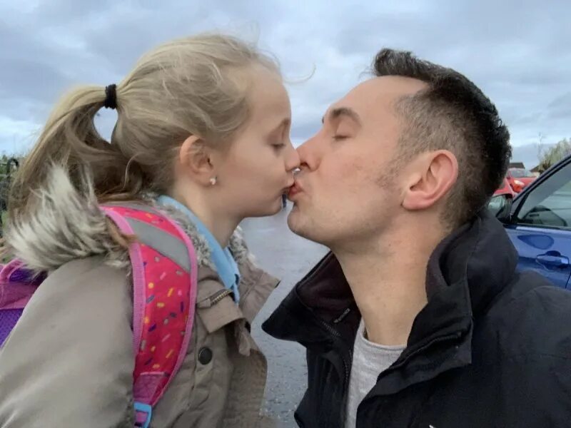 дэвид бекхэм и дочь поцелуй в губы. ребекка луис дэвид бекхэм. дэвид бекхэм поцеловал дочь. дэвид бекхэм с дочкой 2021. поцеловал дочь в губы.