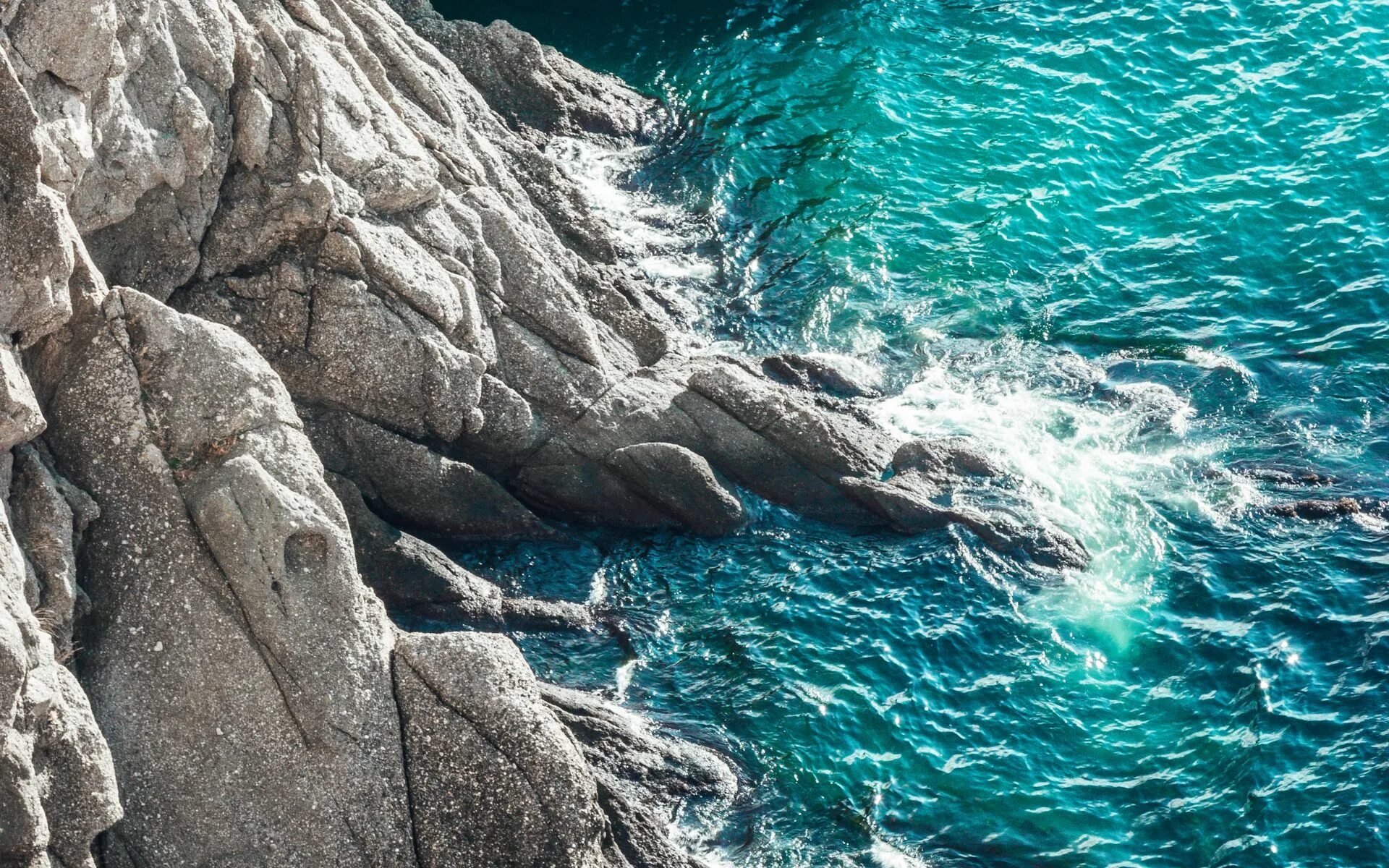 Море скалы. Море со скалами. Море вода скалы. Обои море. Обои на телефон волна