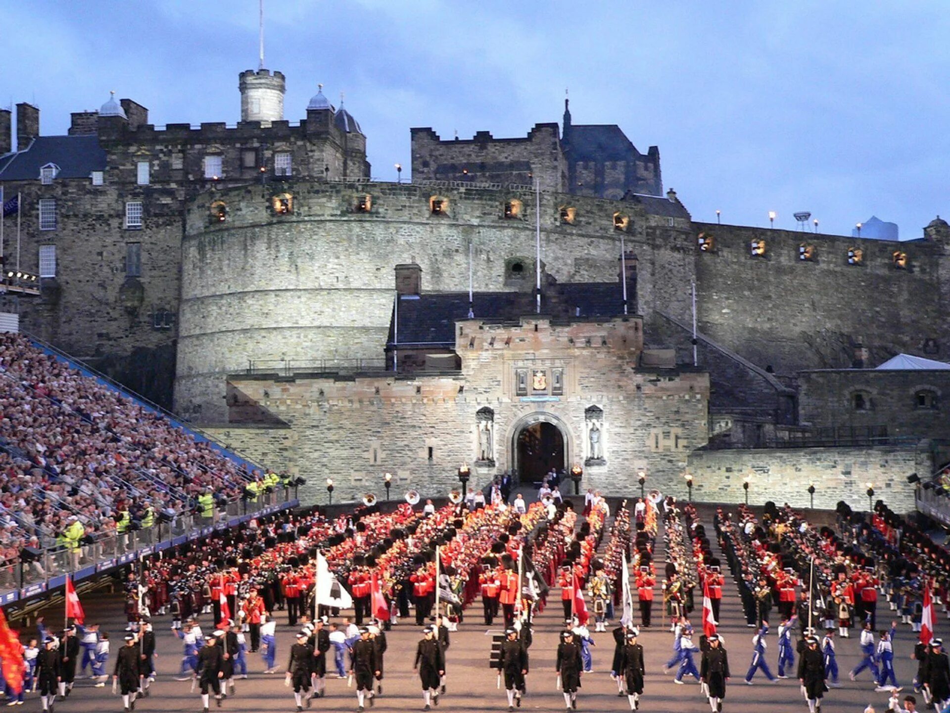 Эдинбургский замок Эдинбург Шотландия фестиваль. Эдинбургский замок фестиваль военных оркестров. Edinburgh Castle Military Tattoo. Скотланд Edinburgh Military Tattoo.