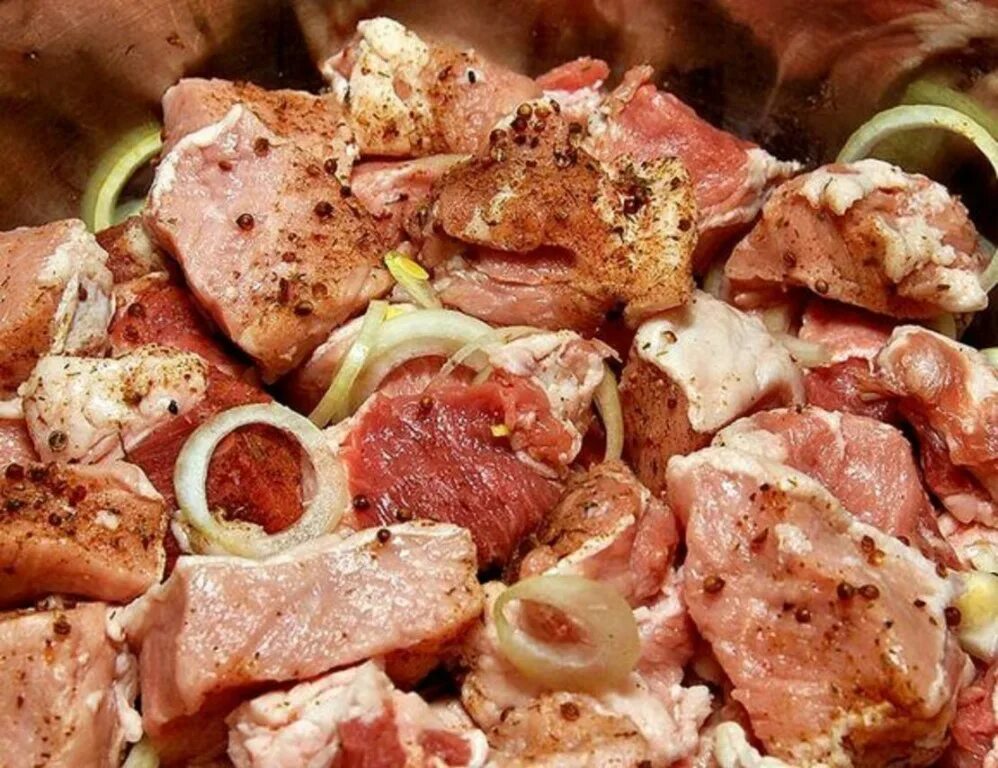 Мясо под шашлык. Мясо в маринаде. маринованное мясо. маринованное мясо для шашлыка. шашлык сырой.