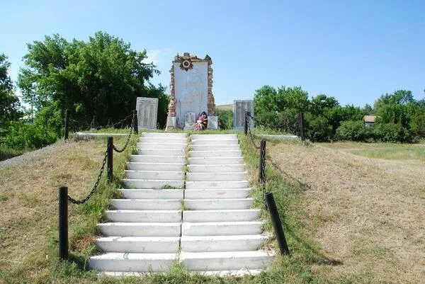 Буерак поповский. Село верхняя Добринка Волгоградская область Жирновский район. Верхняя Добринка. Хутор Добринка памятник. Волгоград Серафимович Хутор Поповский.