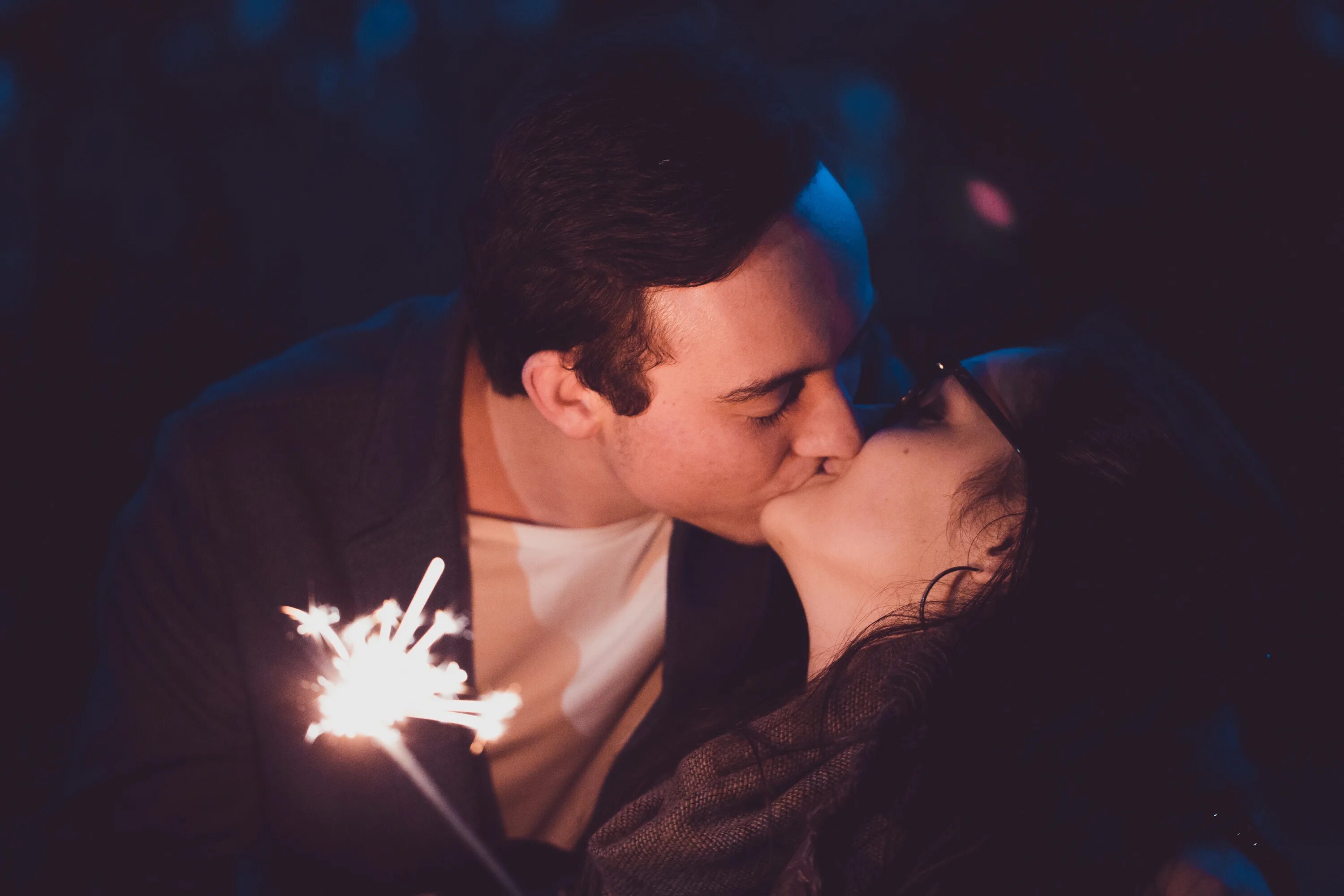 Kiss the night. Вечерний поцелуй. Красивые пары вечером. Поцелуй вечером. Вечером поцелуй парочка.