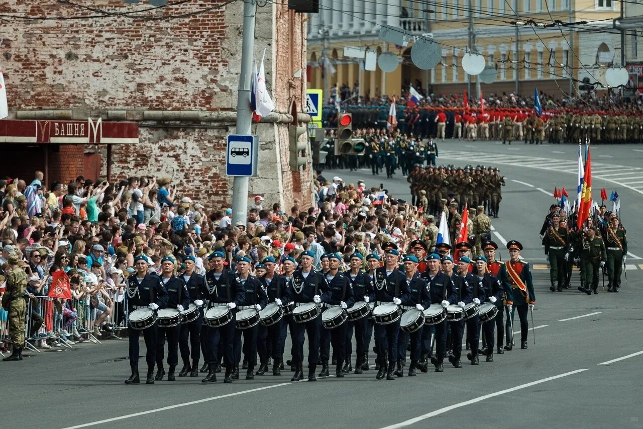 9 мая в нижнем новгороде. Парад Победы в Нижнем Новгороде. Парад 9 мая Нижний Новгород. Парад Победы 2015 год Нижний Новгород. Бессмертный полк Нижний Новгород 2022.