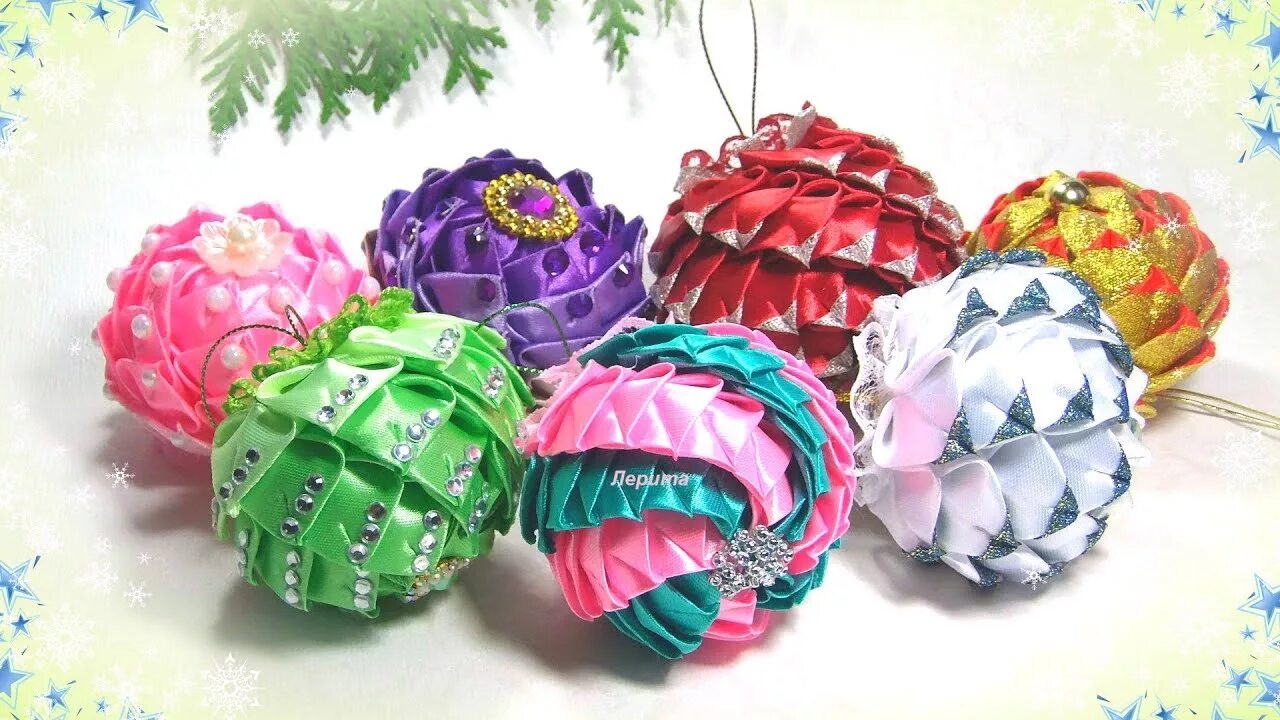 Игрушка шар из фоамирана. Елочные игрушки из лент. канзаши новогодние игрушки. новогодняя игрушка из лент. новогодние шары канзаши.