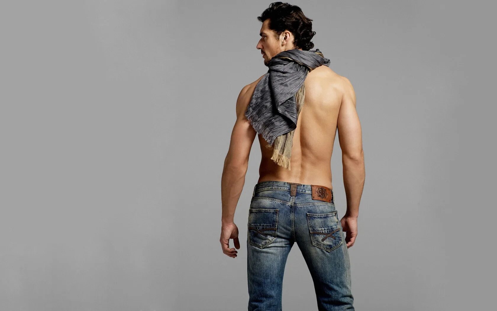 Антонио Бандерас торс. Мужчина в джинсах. Мужчина со спины. Мужская спина. Красивый парень спиной