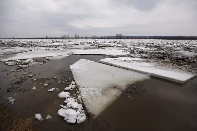 Река томь томск веб. Ледоход Томск. Река Томь в Томске. Ледоход на Томи 2022. Ледоход на Томи.