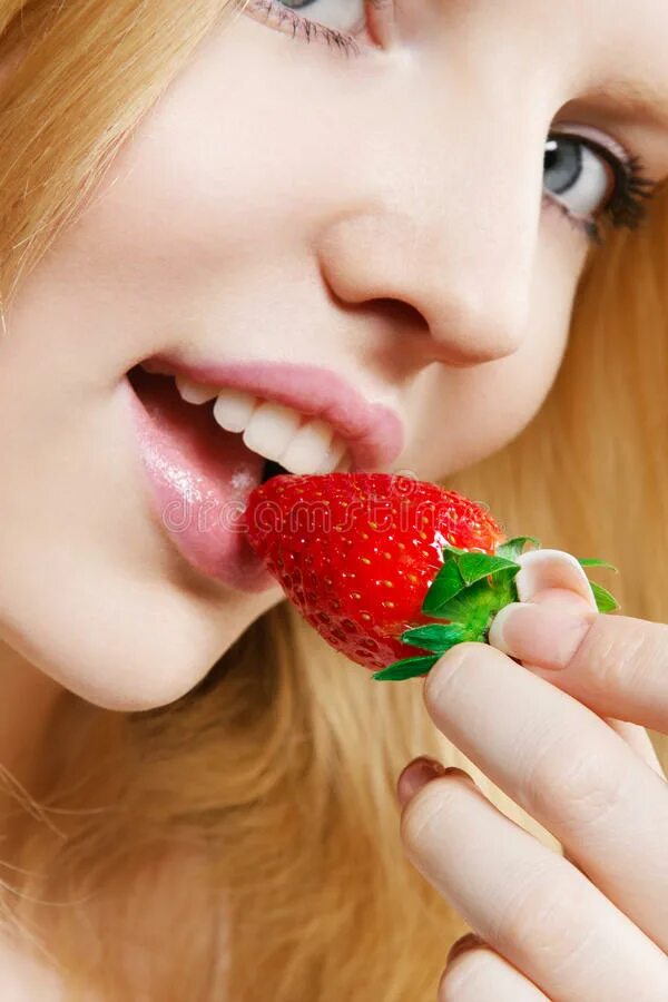 Strawberry запись привата. Девушка ест клубнику. Девушка с клубникой. Фотосессия с клубникой. Красивая девушка с клубникой.