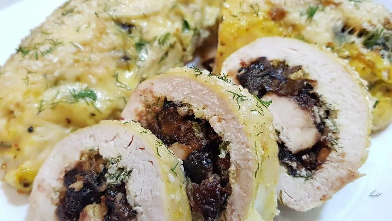 Рулет из курицы с черносливом и грибами. Куриные рулетики с черносливом в духовке. Рулетики из свинины с черносливом. Рулетики с черносливом рецепт. Рулет из куриной грудки с черносливом.