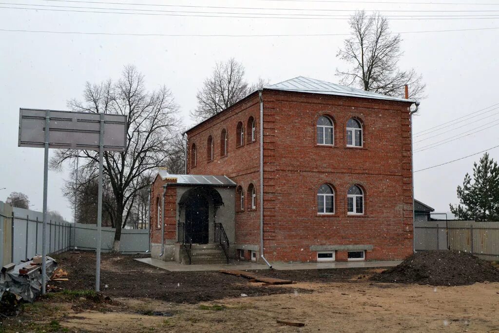 Погода высокиничи. Храм Невского Высокиничи. Высокиничи Жуковский район Калужской области. Поселок Высокиничи.