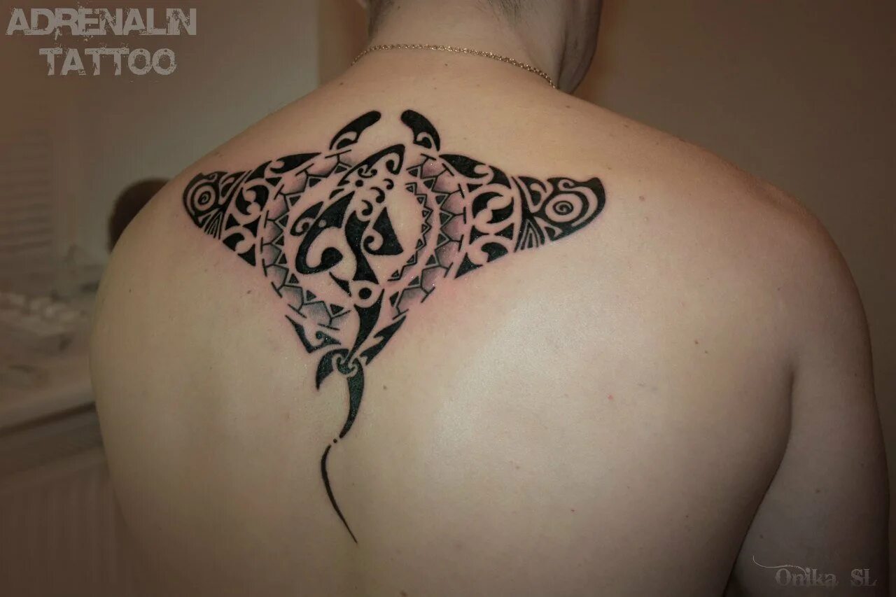 Тату скат для мужчин. Тату скат маури. Тату скат полинезия. Тату скат на спине девушки. Полинезия черепаха предплечье.