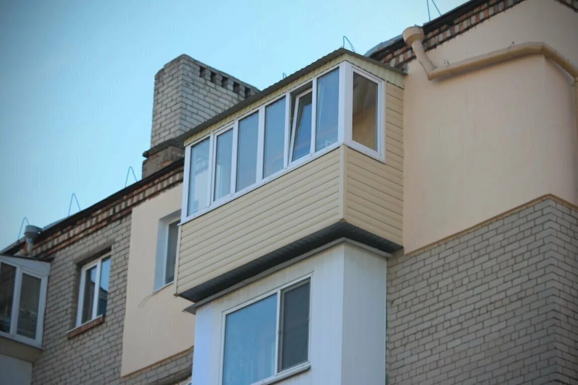 Отлив для балкона. Расширение балкона. Наружный отлив на балконе. Отливы на балкон снаружи.