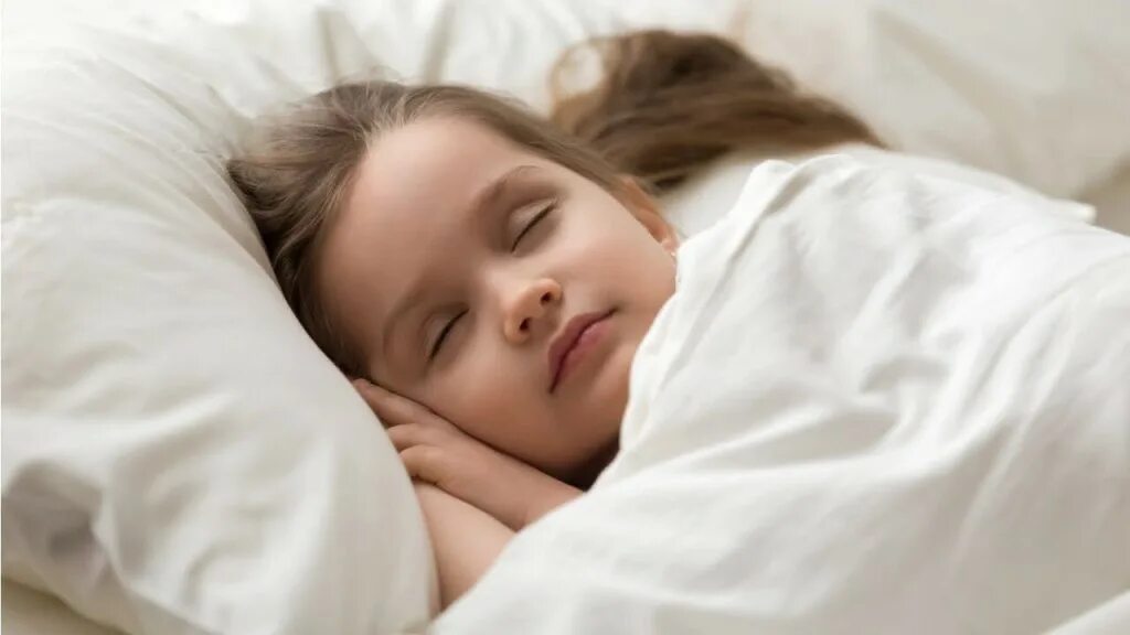 Sleep on sweet little child day. Девочка под одеялом. Маленькие девочки спят под одеялом.