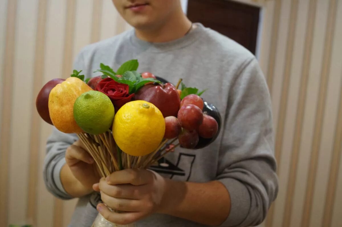 Букет из фруктов мастер класс. Букет из фруктов пошагово. Фруктовый Бекет мастеркласс. Фруктовые букеты МК. Фруктовый мастер