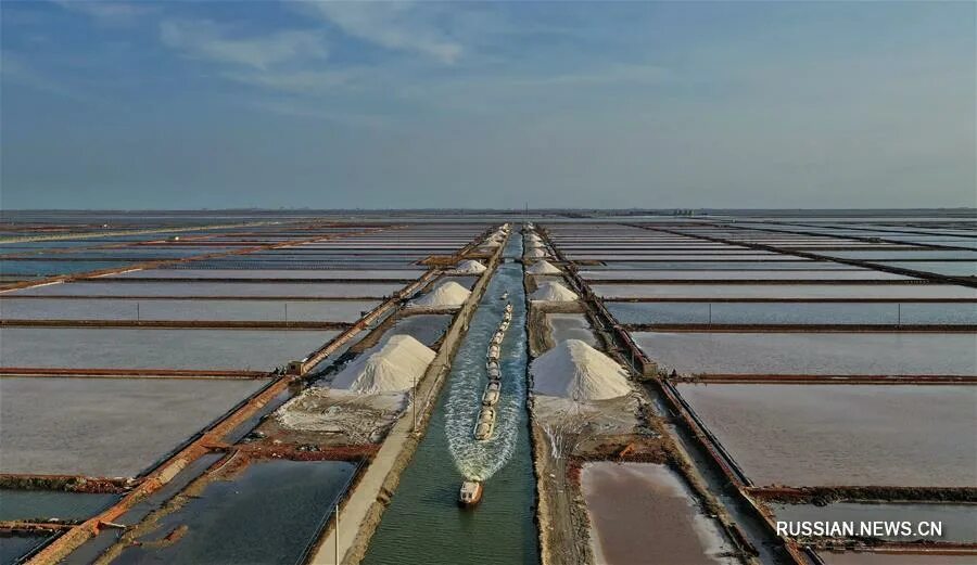 Поваренная соль добыча. Добыча соли в китае. Добыча морской соли. Уюни солончак добыча соли. Добыча соли.