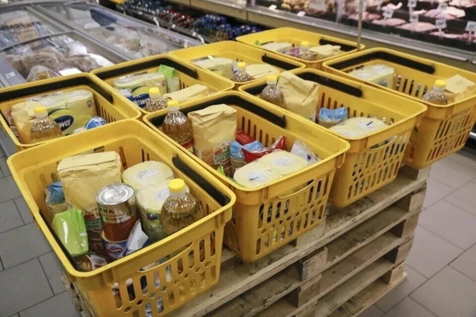 Раздавать продукты