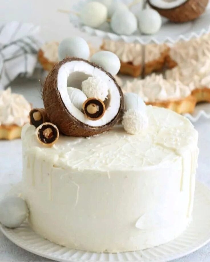 День кокосового торта. Торт Рафаэлло Баунти. Одекор торта смкокосом. Торт с кокосом декор. Кокосовый торт.