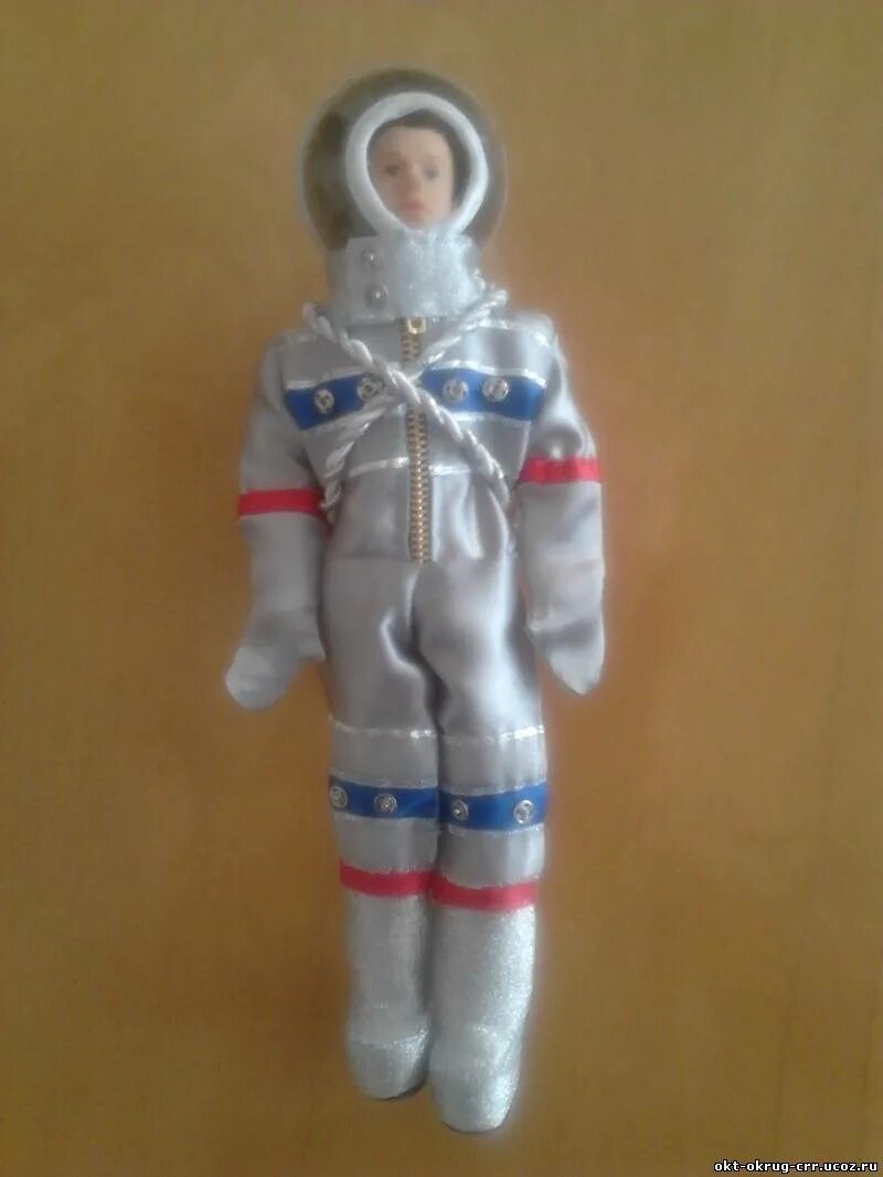 Космонавт поделка в детский сад. Космонавт поделка в садик. Космический костюм для девочки в садик.