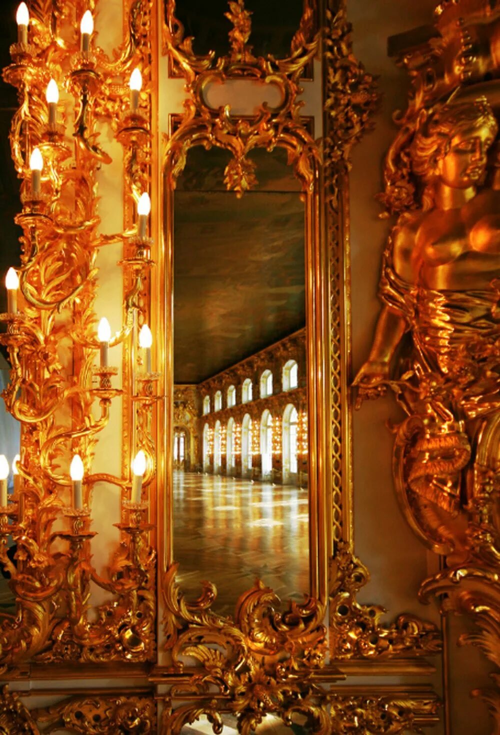 Зеркало версаль. Янтарная комната большой Екатерининский дворец. Зеркальная галерея Версаль. Зеркало во Дворце. Цвет золота палитра.