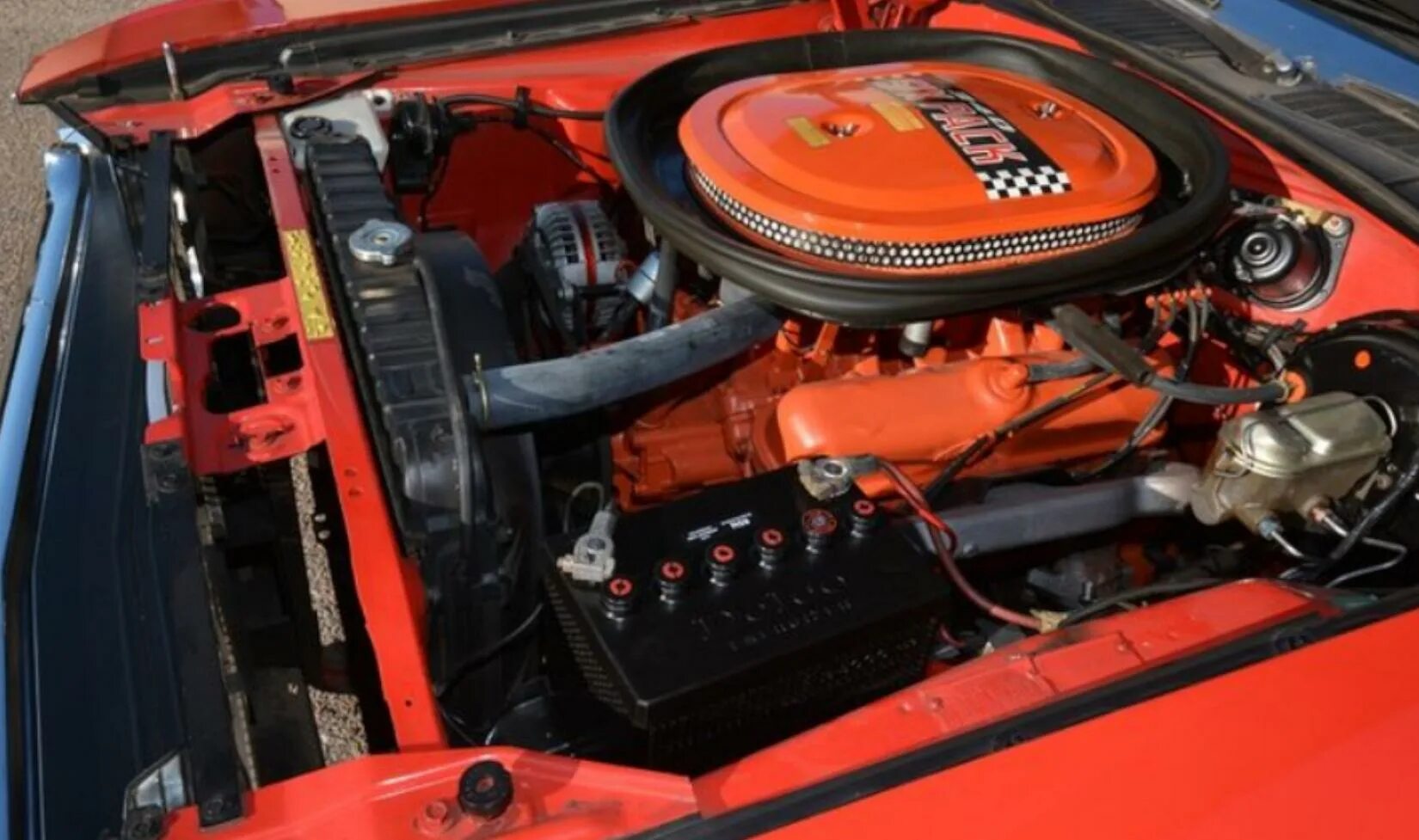 Додж челленджер двигатель. Dodge Challenger 1970 двигатель. Двигатель Додж Челленджер 1970. Додж Чарджер 1970. Dodge Challenger t/a 340 Six Pack 1970.